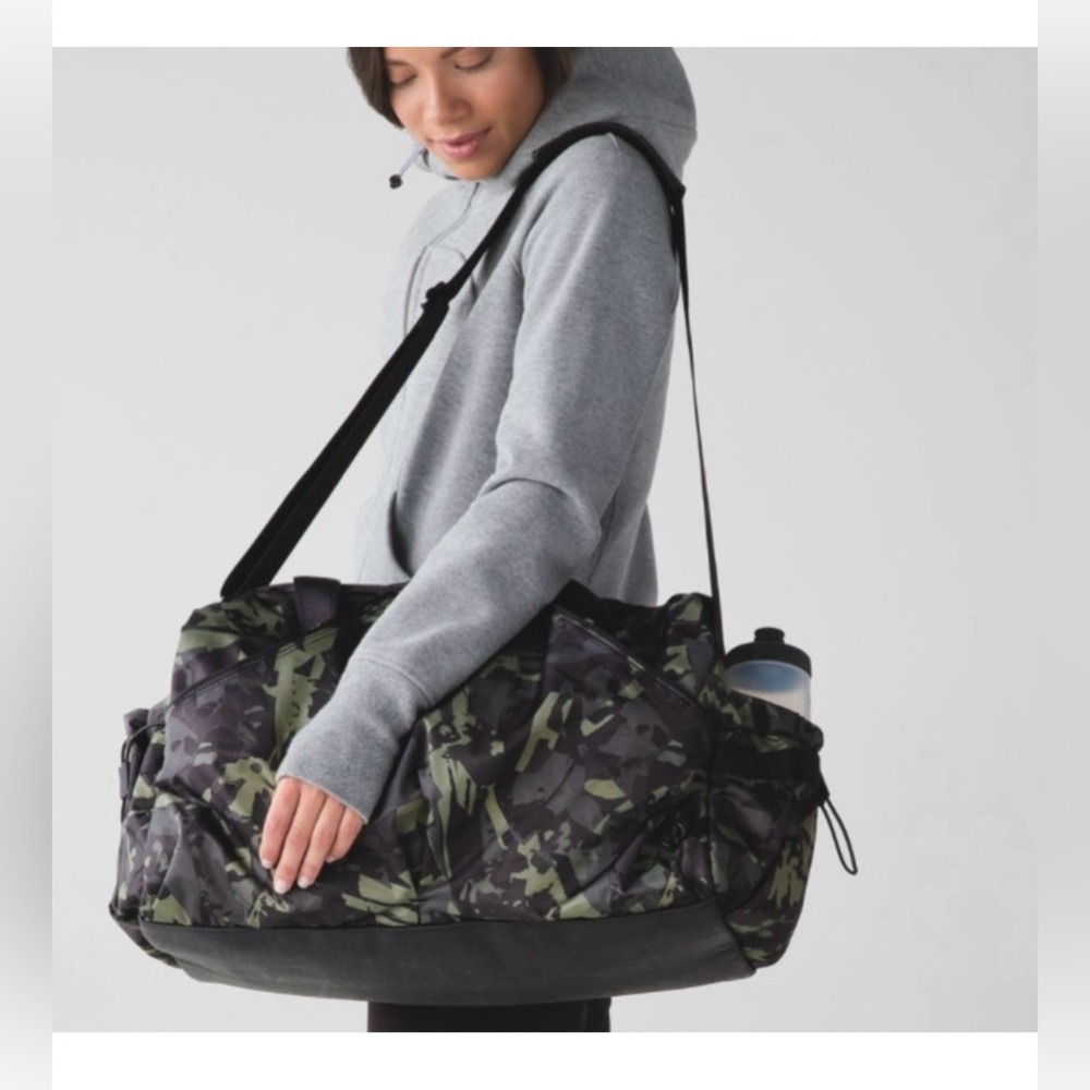 Lululemon Extra Mile Duffel Pop Cut Fatigue Green Black.